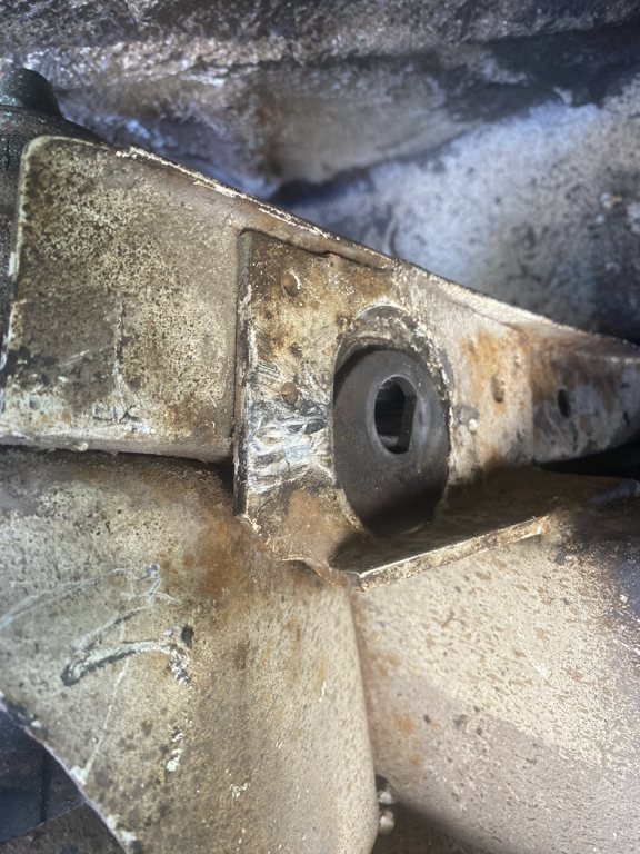 Le triangle est sorti avec paliers et rotule; l'excentrique est resté dans son logement